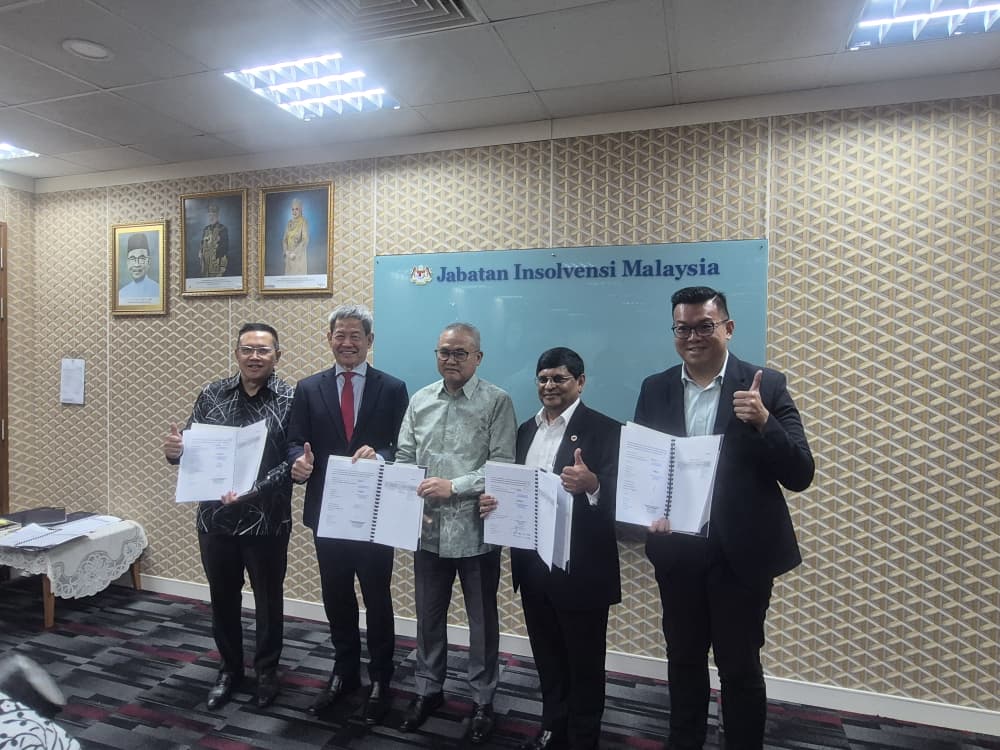 Signing Moa With Mdi photo