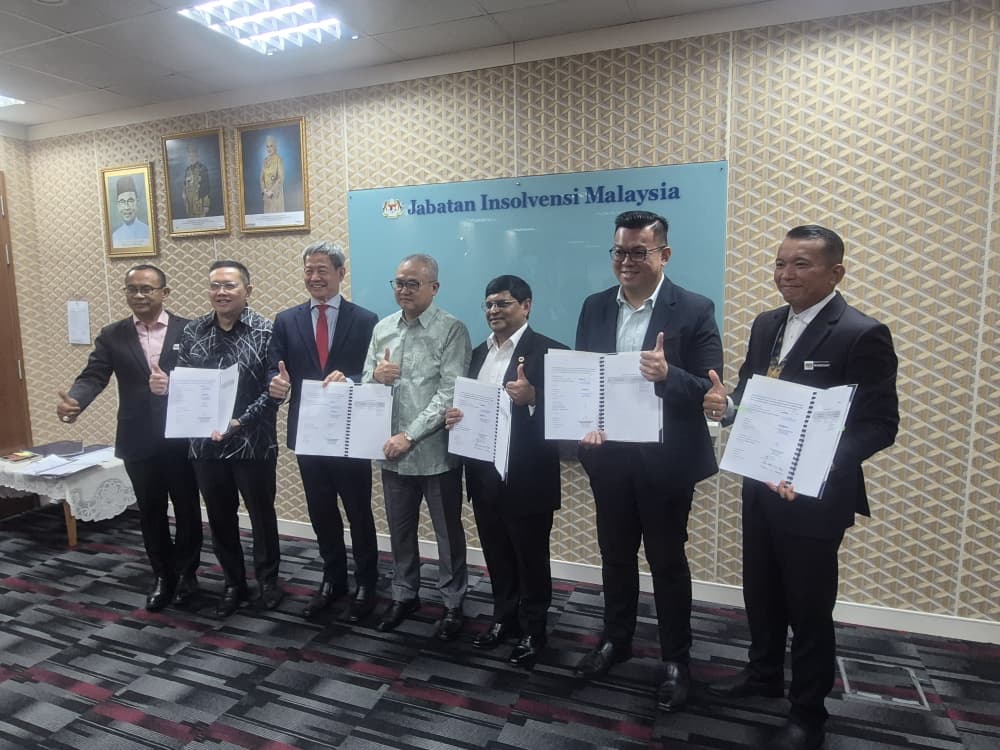 Signing Moa With Mdi photo