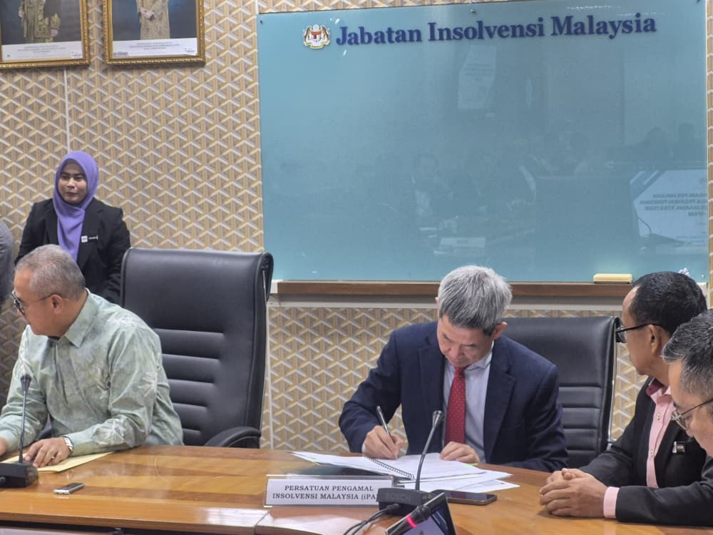 Signing Moa With Mdi photo