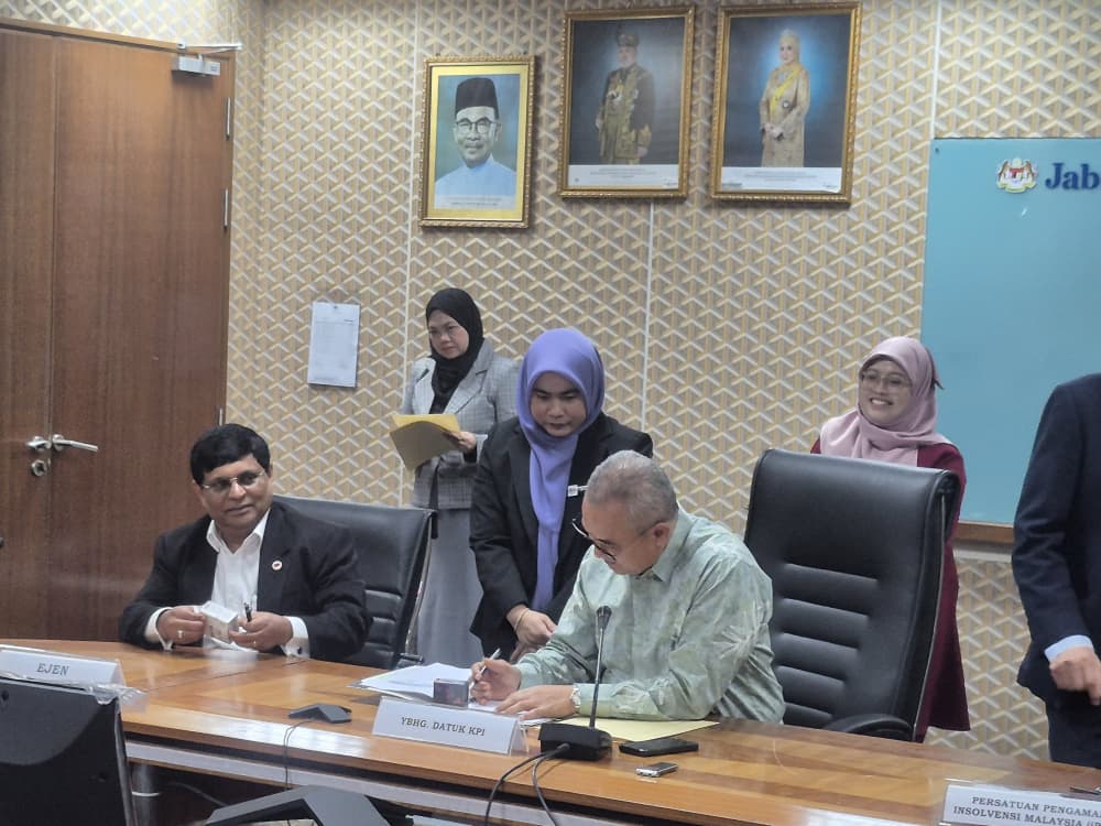 Signing Moa With Mdi photo