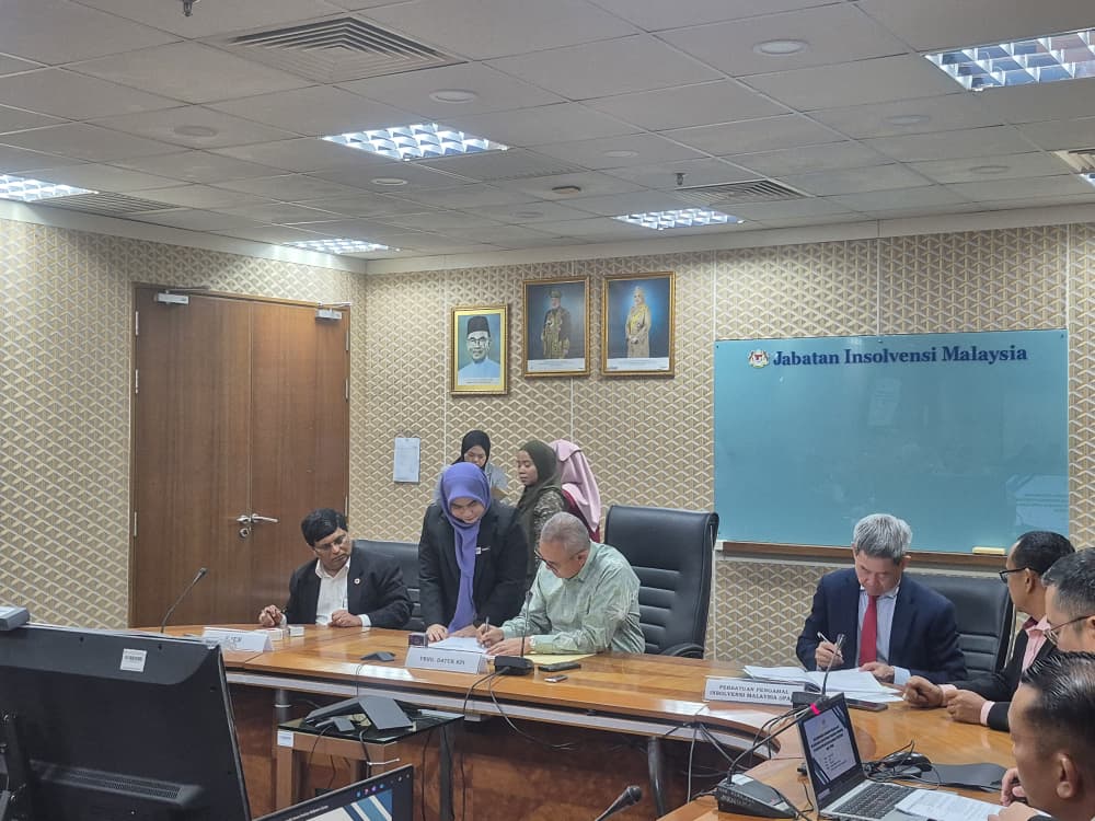 Signing Moa With Mdi photo