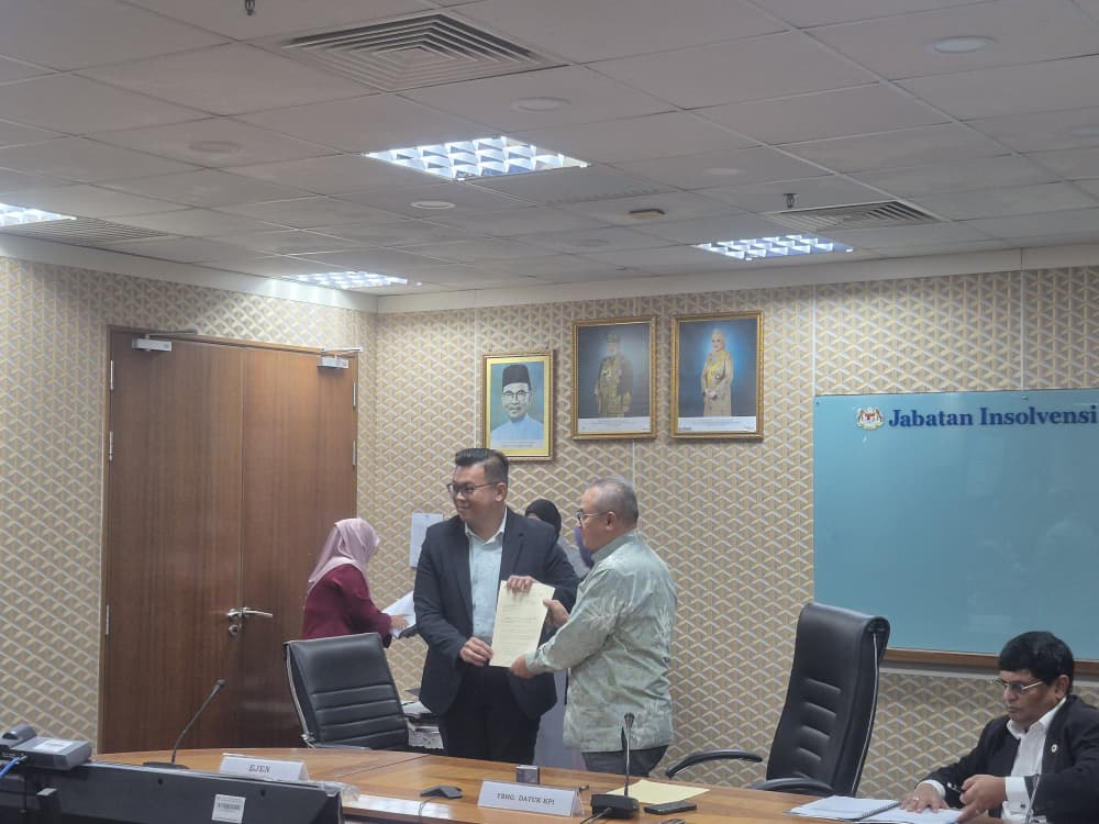 Signing Moa With Mdi photo