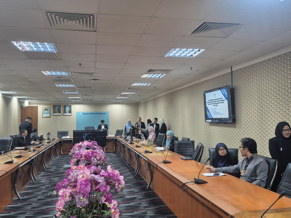 Signing Moa With Mdi photo